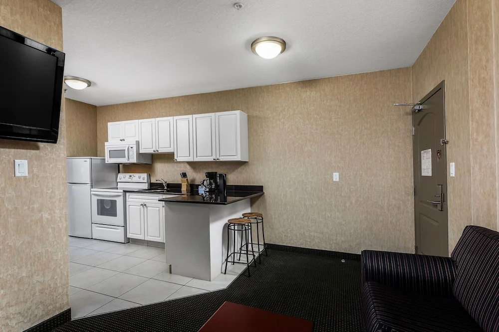 Redwood Inn & Suites