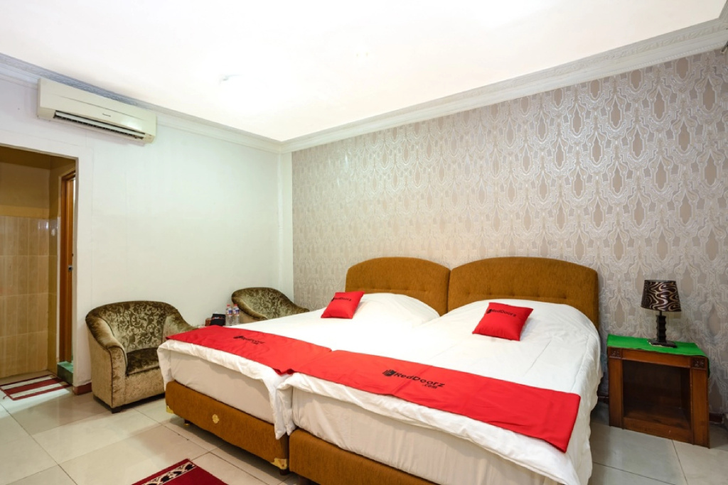 RedDoorz near RS Cikini