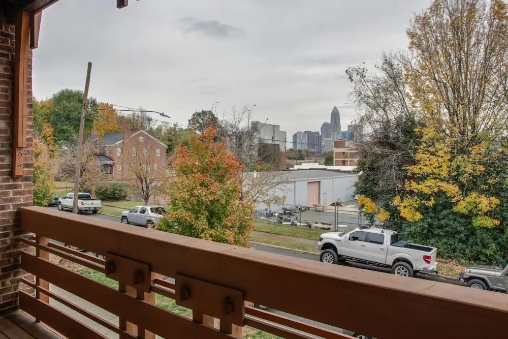 Open Concept Loft Near Uptown & Stadium