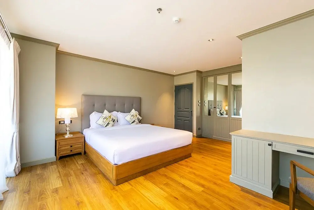Your Private Oasis Stylish 2br With Spacious Living Room and Pool Access
