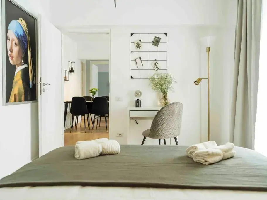 Bright 2BR Apartment - Top Location - City Balcony