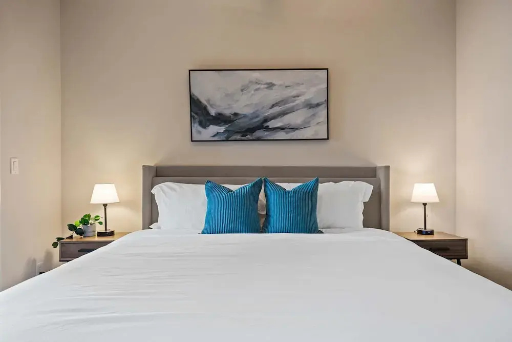 Luxury 2BR 2BA Apartment with Pool, Gym & Theater