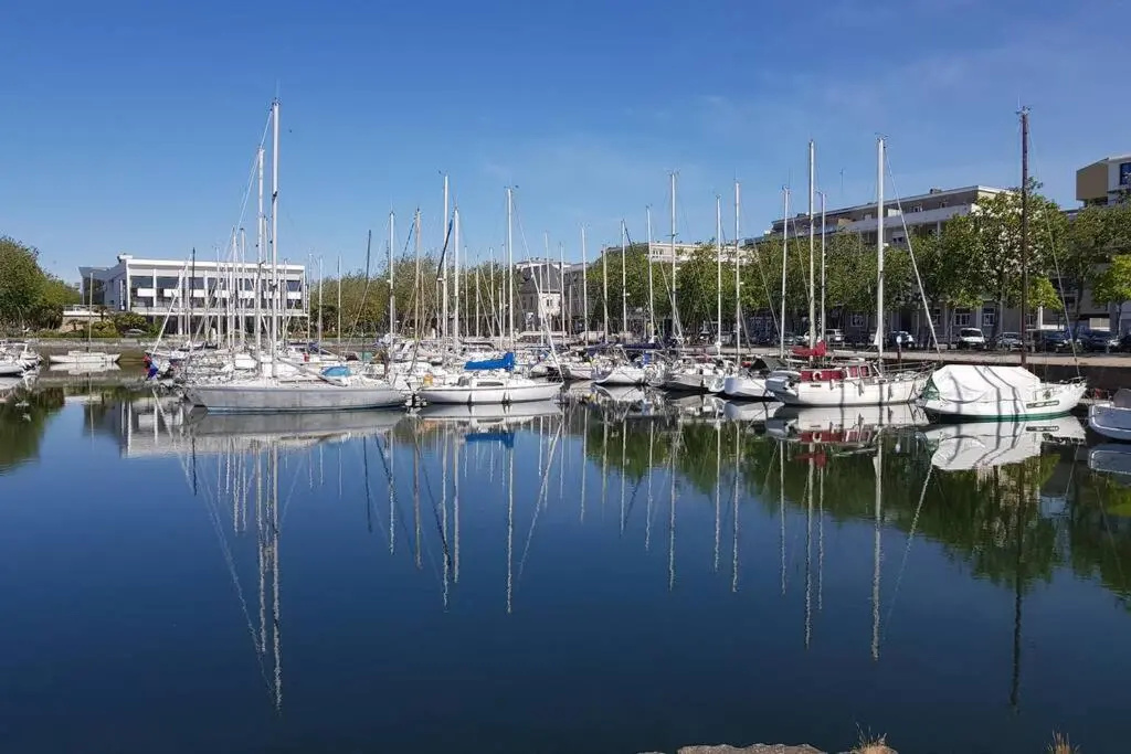 grand studio avec parking à 10 minutes des plages