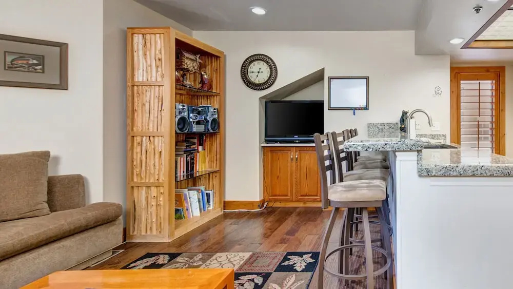 1687 Lakeside 3 Bedroom Home by RedAwning