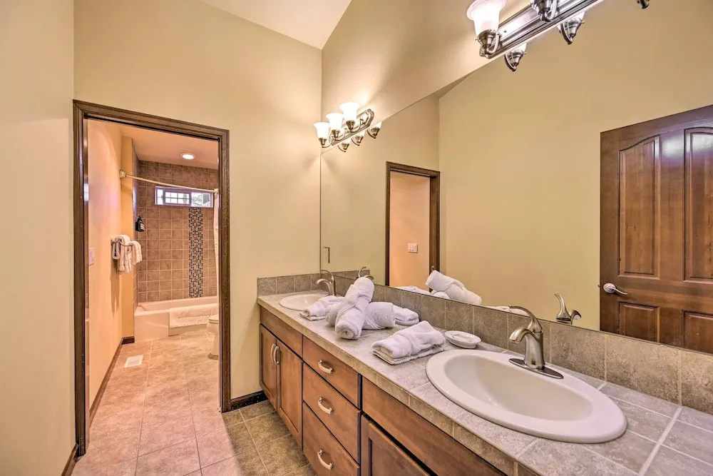 Spacious Kirkland Home 15 Mi to Dtwn Seattle!