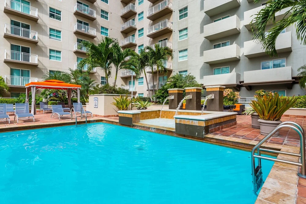 NEW- Fast Wifi - Work Desk - Top Floor - 2BR/2BA Miami! (CD2)