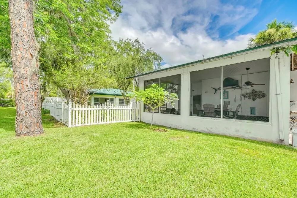 Sunny Home in Yankeetown w/ Lanai & Backyard!