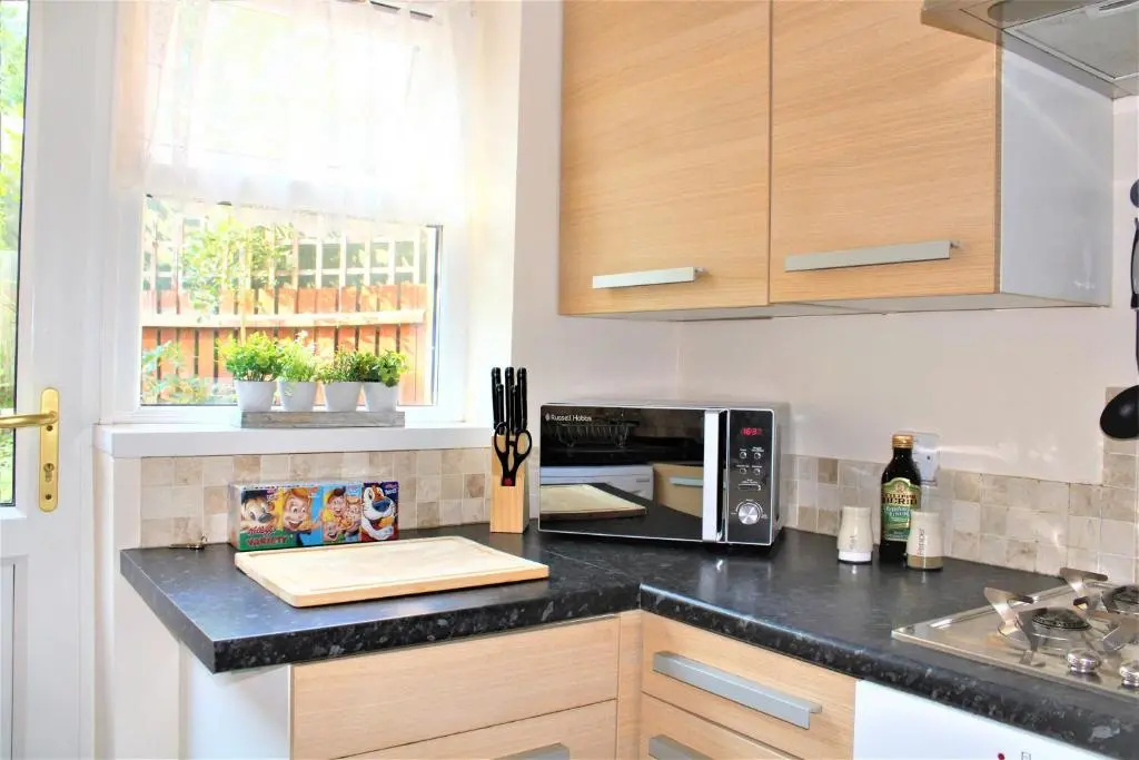 Oldbrook Lovely 3 Bedroom House Sleeps 6 FREE PARKING and NETFLIX