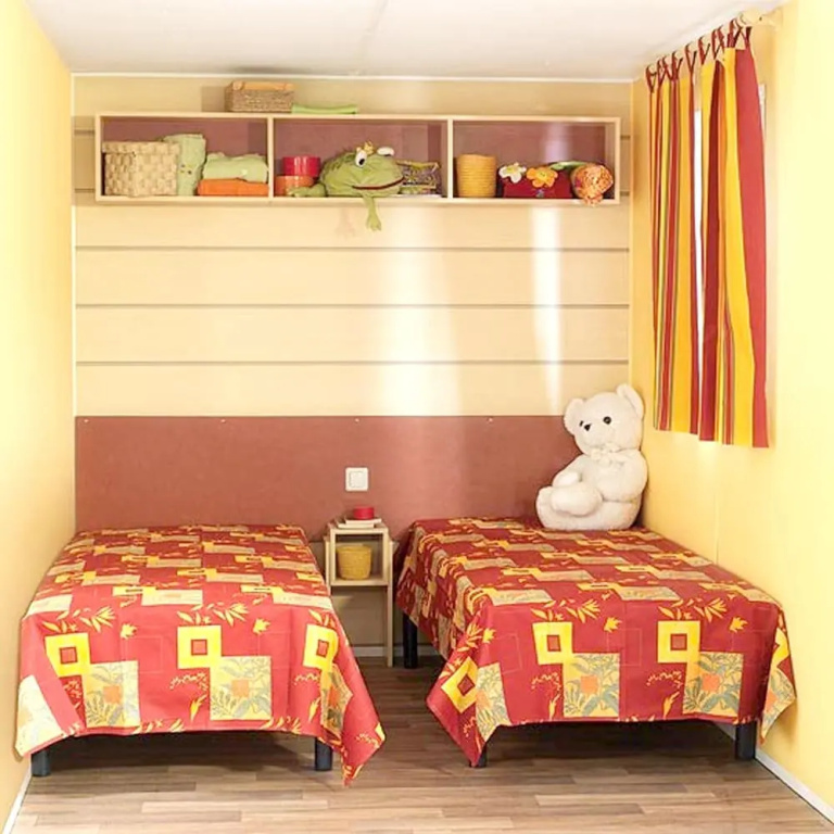 Charming Bungalow in Pataias, 18 m² with Shared Pool.