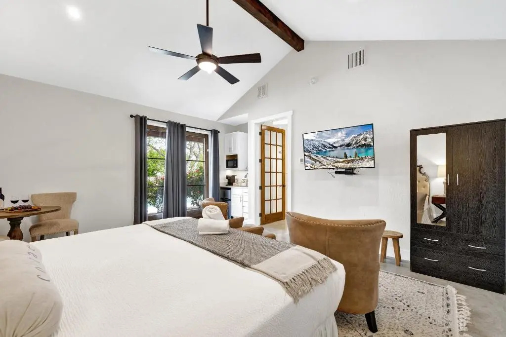 Schubert Inn Suite-b Pool Grill Walk to Main