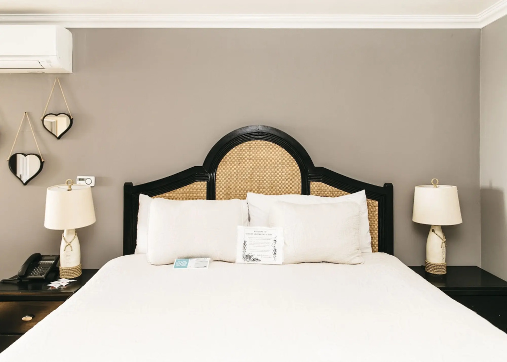 Seaside Laguna Inn & Suites