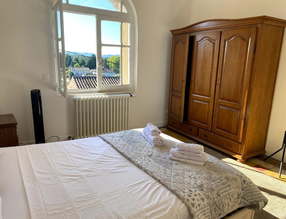 Magnificent Family Villa Near the Ceze River