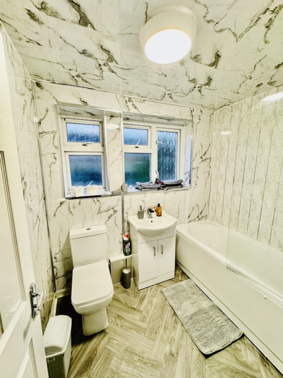 4 Bedrooms Full House Stourbridge Birmingham