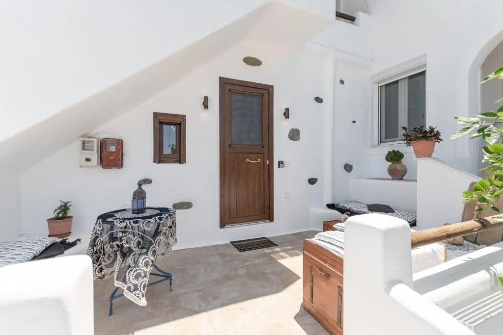 White Luxurious Apartment IΙI