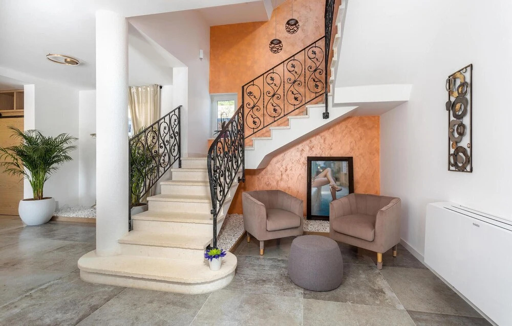 Amazing Home in Cres With Wifi, Heated Swimming Pool and 6 Bedrooms