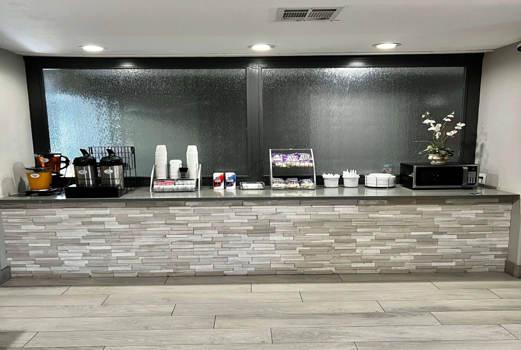 Super 8 by Wyndham Sealy
