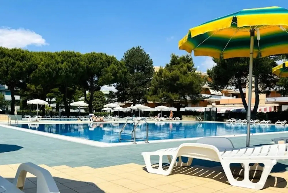 Bright Flat With Outdoor Pools