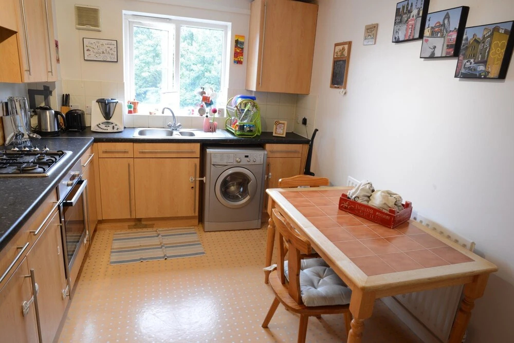2 Bedroom Apartment With Balcony in Nunhead