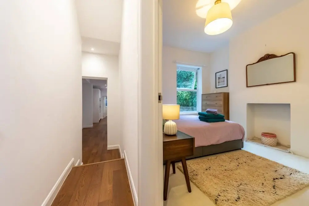Charming 1 Bedroom Apartment in Shepherds Bush With Patio Area