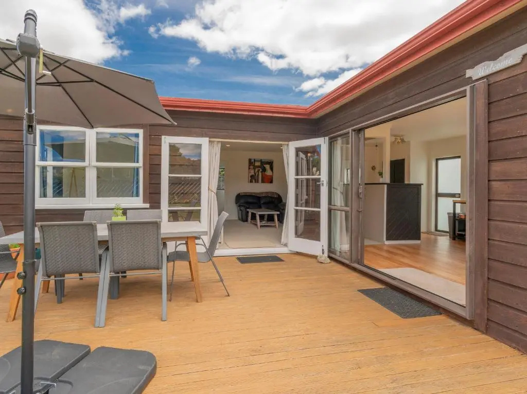 Beach House on Hetherington - Whangamata Home
