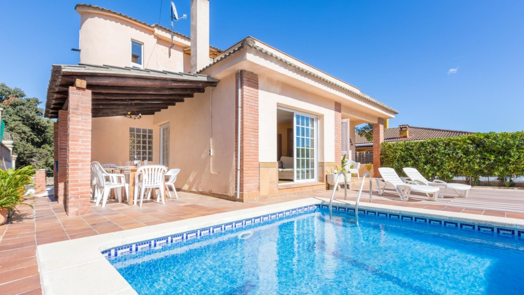 Del Pi in Blanes with 4 bedrooms and 2 bathrooms