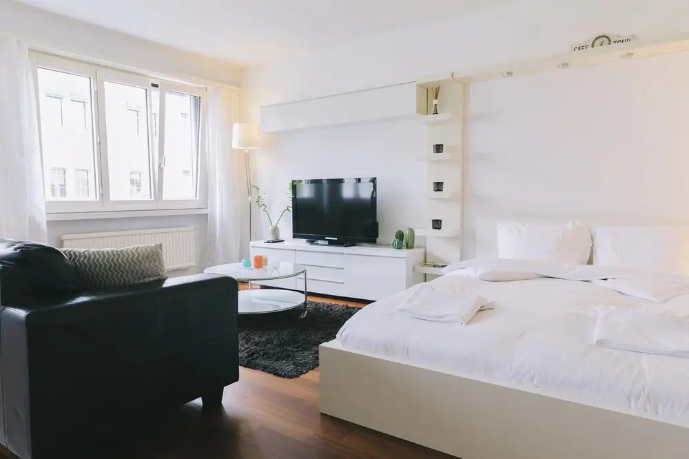 Bright furnished apartment with POCKET WIFI