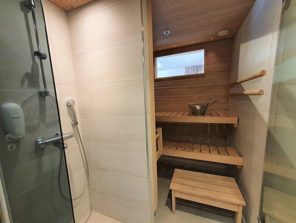 Levi Suites Levi Gold