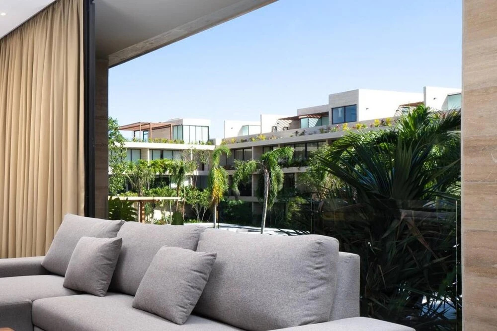Light Filled And Stylish Studio Private Balcony Pool View Free Shuttle to the Beach Club Gym
