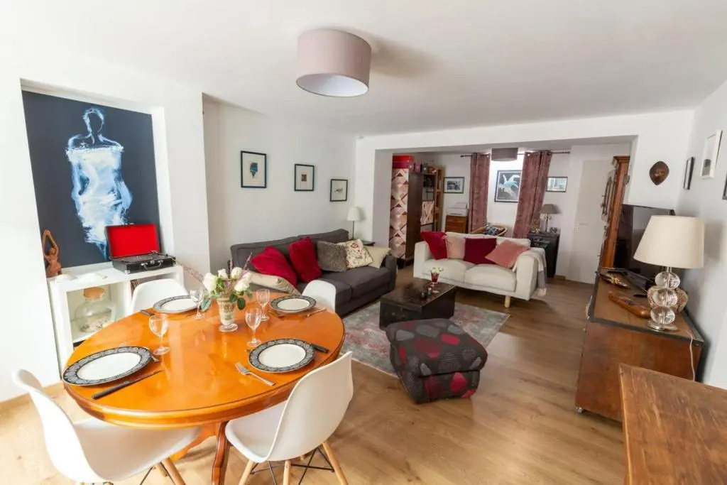 Furnished Apartment Near Palais de la Justice With 2 Bedrooms & a Garden