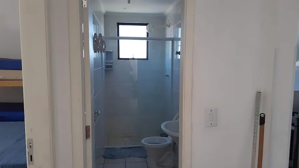 BIWA Condomínio cm Piscina, 1garagem, WI-FI 300 Mega, Central de vigilância remota , Centro do Guarujá, próximo à Praia da Enseada e próx do Comércio, horários check-in e check-out flexíveis
