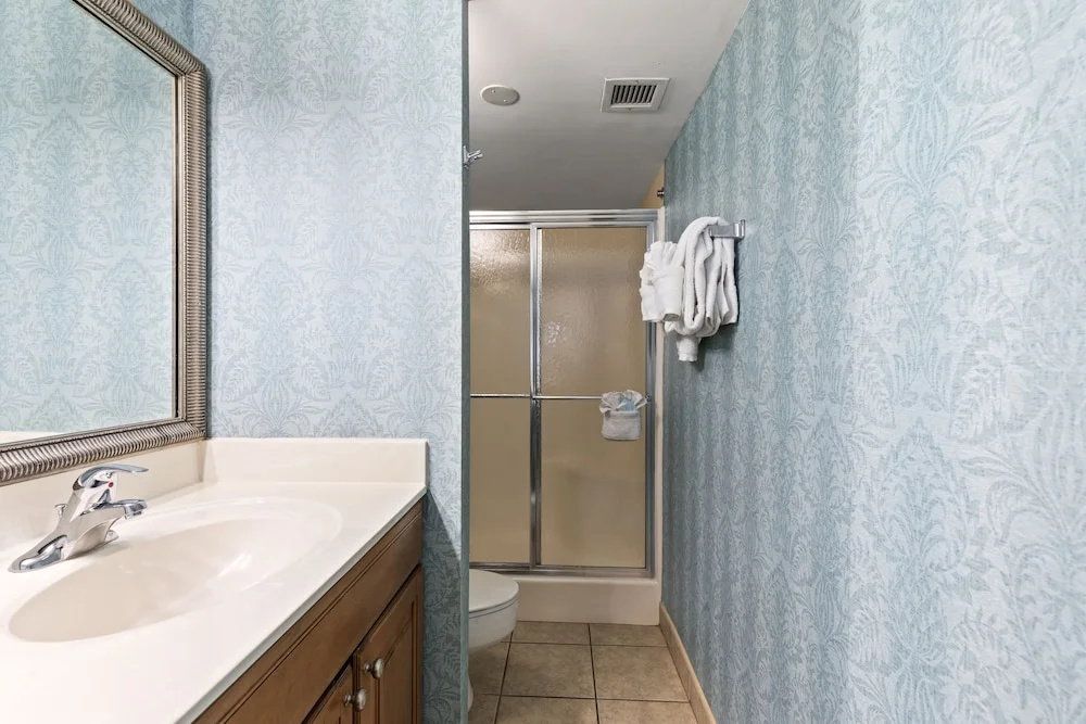 2BR Ocean View Condo w Private Balcony