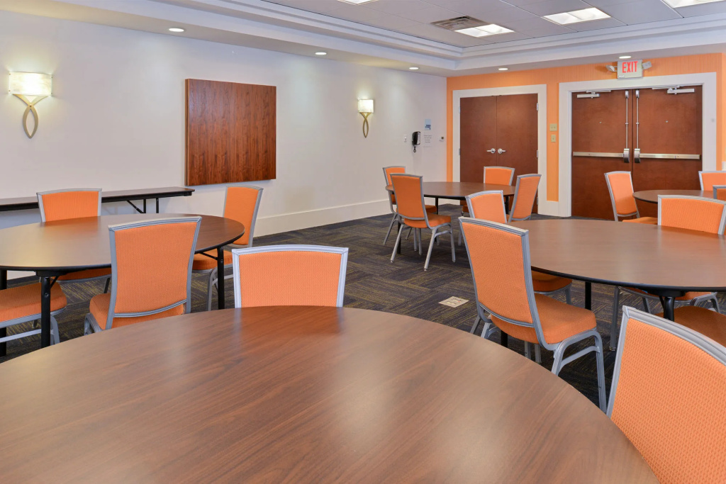 Holiday Inn Express Hotel & Suites Terre Haute by IHG