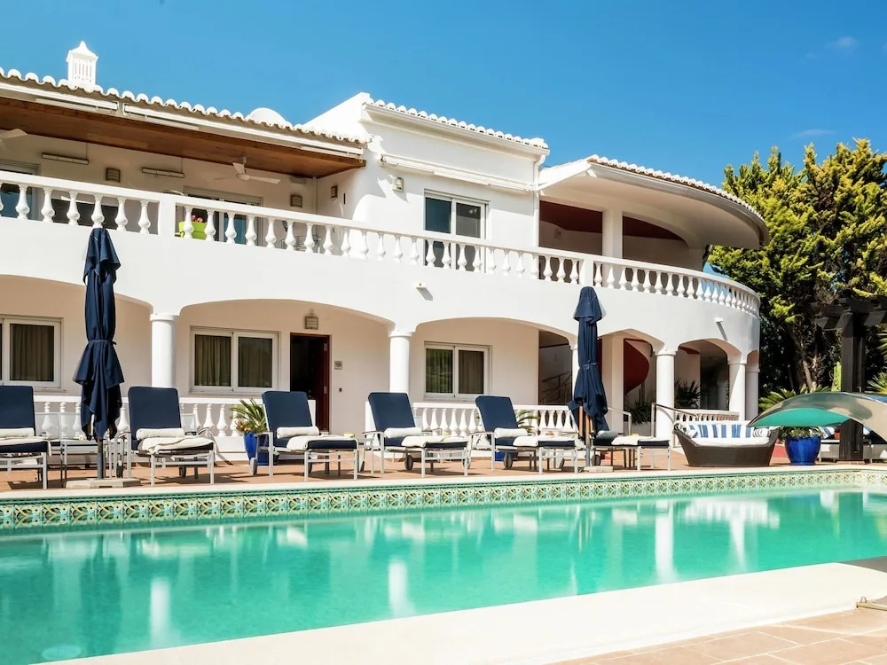 Luxurious T1 Apartment With Shared Pool in Beautiful Surroundings Near Lagos