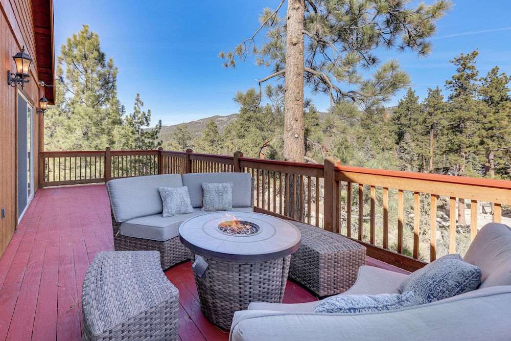Elegant Big Bear Cabin Half Mi to Big Bear Lake!