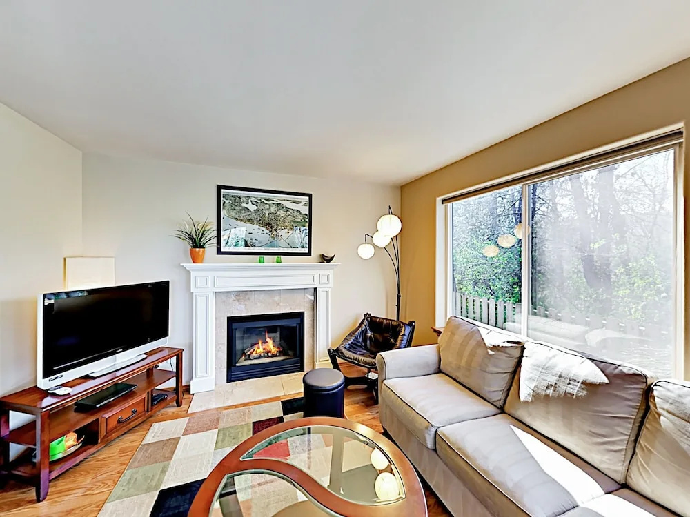 W/ Patio Short Walk To Bus Line 2 Bedroom Townhouse