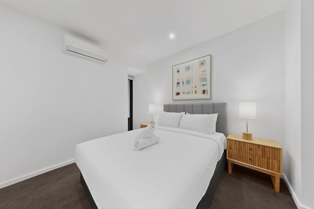 Bright Newly 2 Bed Apartment With Balcony Views