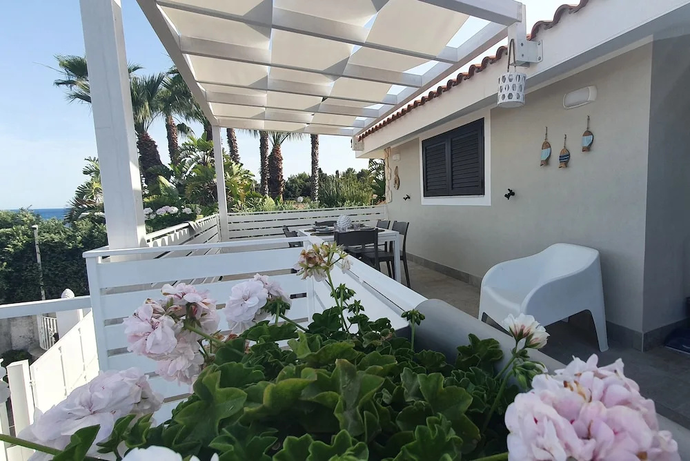 Apartment in Villa a Stone's Throw From the sea Up