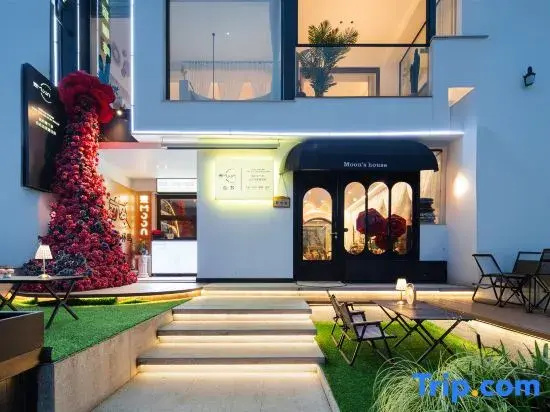 Moons Hotel