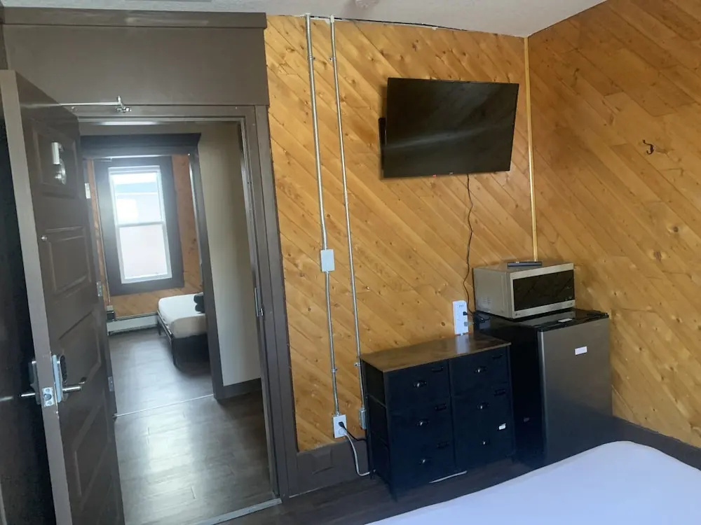 PARTY HOSTEL - The Canmore Hotel Hostel