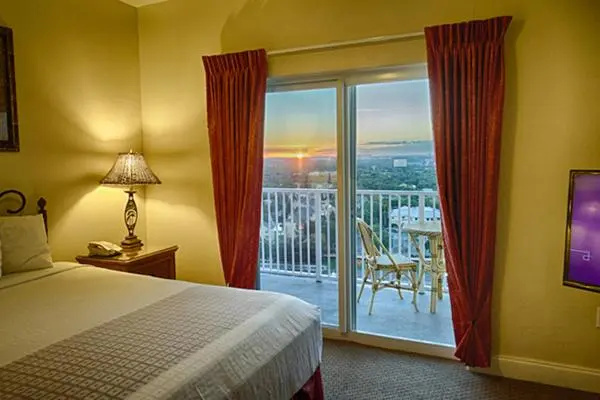 Penthouse Close to Disney area and Malls water view