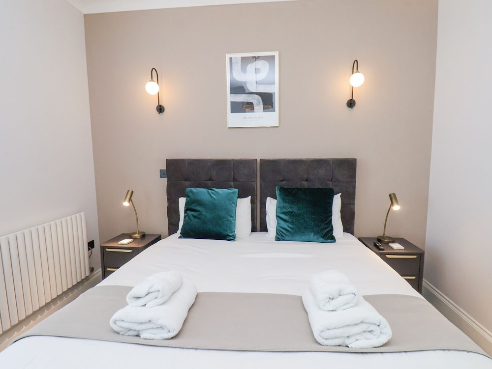 The Salisbury Sleeps 4 Classic Apartment