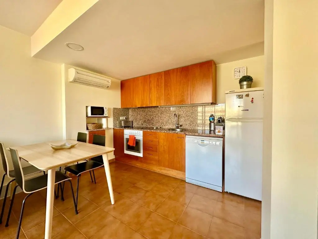 NEW! Apartamento con piscina y balcón a 2 minutos de la playa. WI-FI