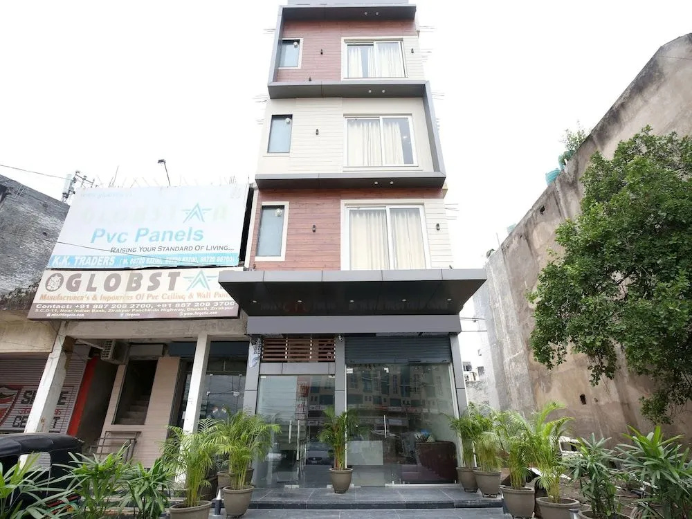 Oyo 17199 Hotel Clg Grand