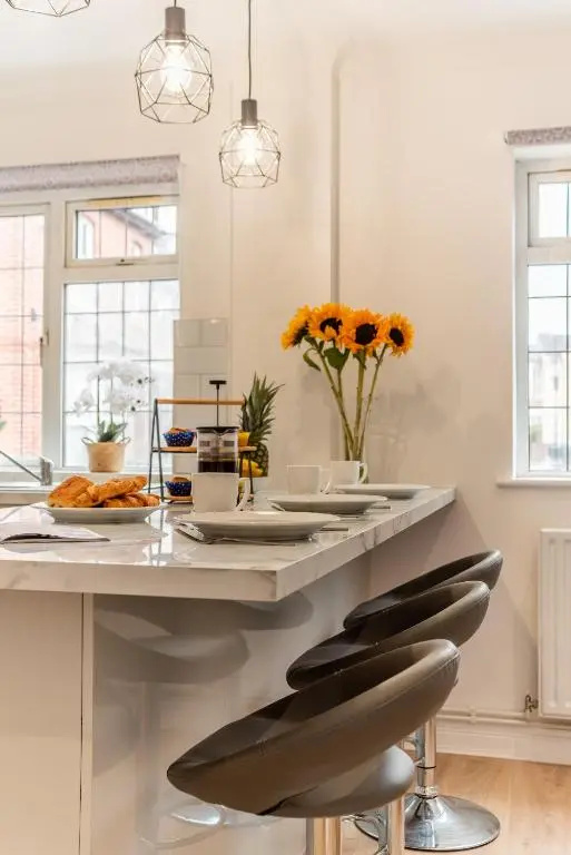 3 Bed Spacious Stylish House, Southampton - Off Road Parking & Private Garden - Sleeps 7, Close to City Centre - by Blue Puffin Stays