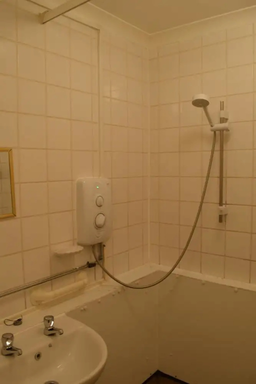 Spacious 2 Bedroom House in Bow