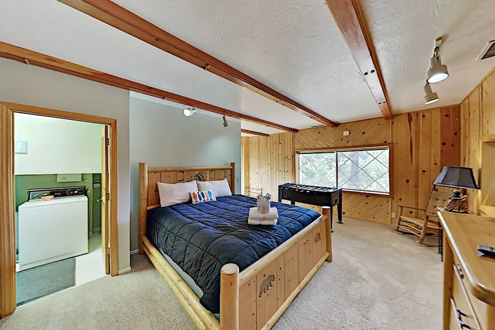 New Listing! All-suite Forest W/ Hot Tub 3 Bedroom Home