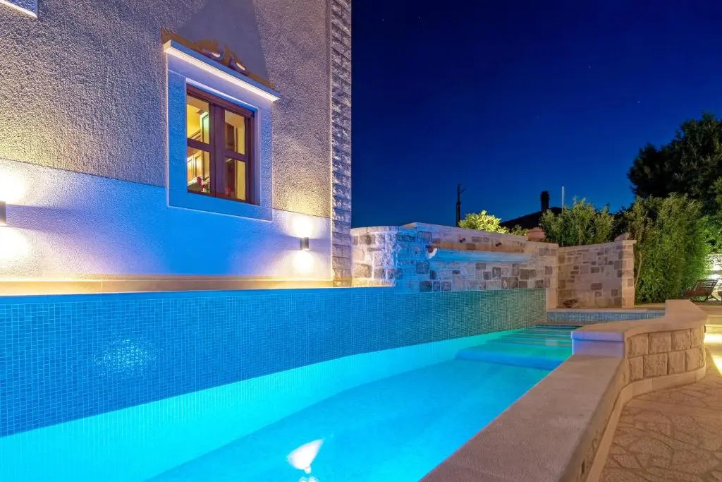 4 bedrooms seafront Villa LAURUS with heated pool for up to 8 people