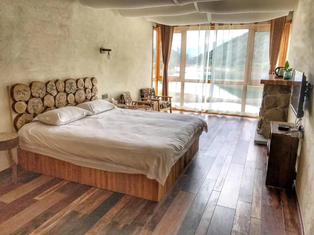 The Lake View Deyishe Resort in Thousand Island Lake