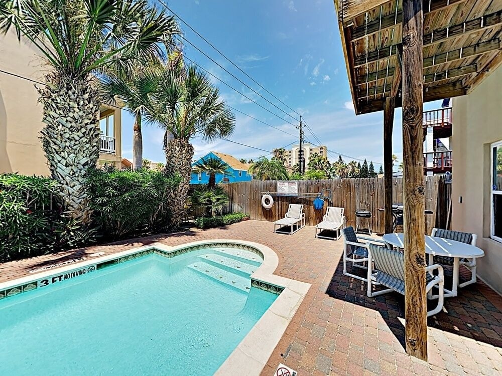 New Listing! Updated W/ Pool, Walk To Beach 2 Bedroom Condo
