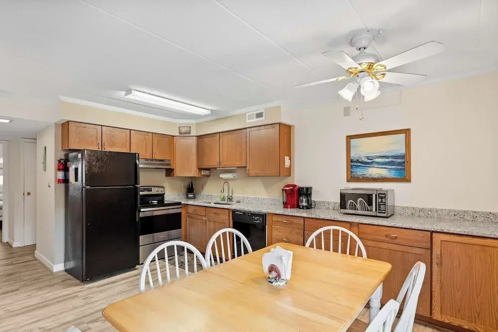 Salty Sands 4 208 2BR Ocean-block Condo, Balcony, Beach Gear & Parking